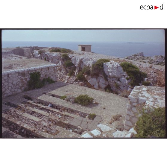 Batterie de Croisette. Cuve pour mortier de 270 mm Mle 1889 et un des deux postes de direction de tir. [légende d'origine]