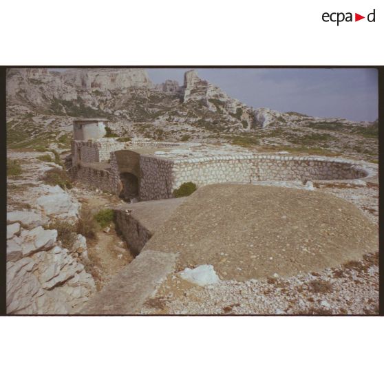 Batterie de Croisette. Cuves pour mortier, poste de direction de tir et le massif de Marseilleveyre. [légende d'origine]
