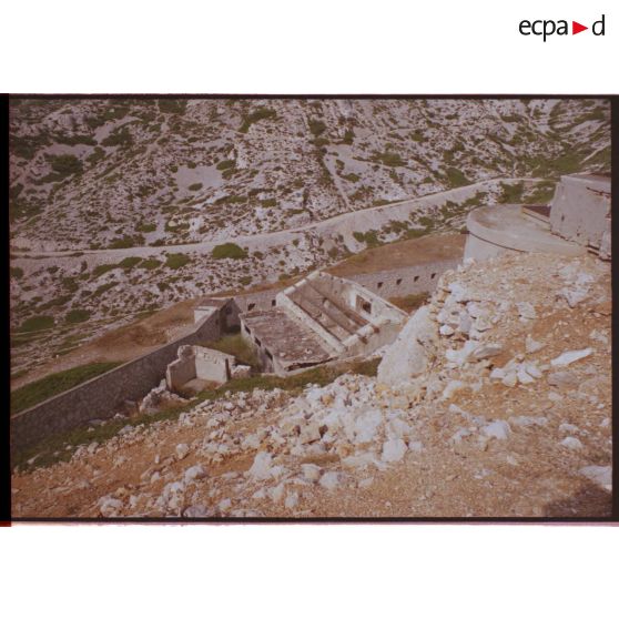 Batterie de Croisette. Enceinte de la batterie et citerne à droite. [légende d'origine]