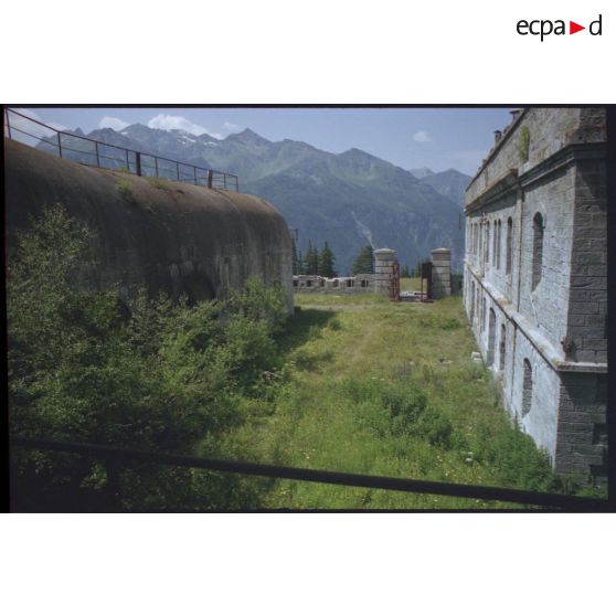 Fort du Sapey. L'entrée apparaît entre les casernements. [légende d'origine]