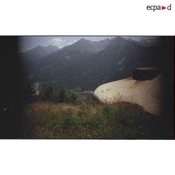 Fort du Sapey. Cloche observatoire sur un des blocs ''Maginot''. [légende d'origine]
