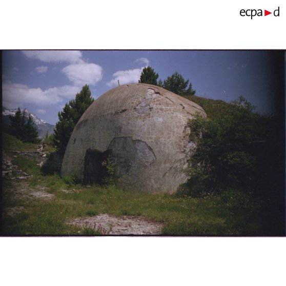 Fort du Sapey. Traverse-abri bétonnée. [légende d'origine]