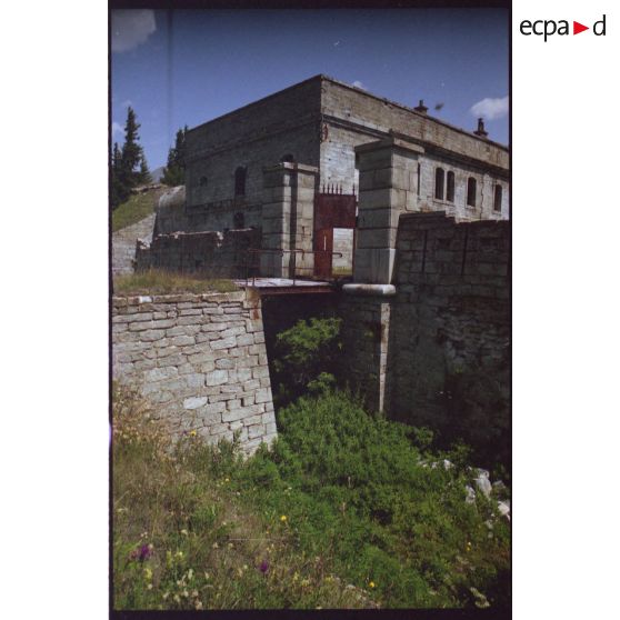Fort du Sapey. L'entrée, le pont-levis et le casernement. [légende d'origine]