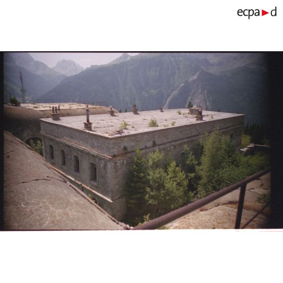 Fort du Sapey. Le casernement du temps de paix n'a pas été bétonné. [légende d'origine]