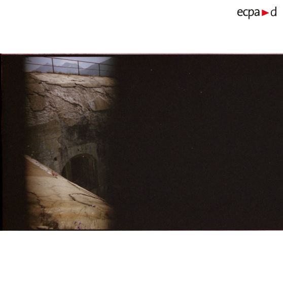 Fort du Sapey. Effets du gel sur les carapaces de béton. [légende d'origine]