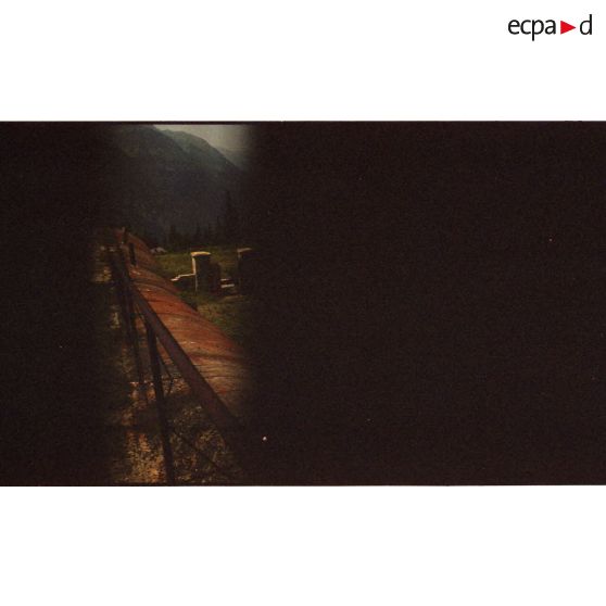 Fort du Sapey. L'entrée vue depuis le toit du casernement bétonné. [légende d'origine]