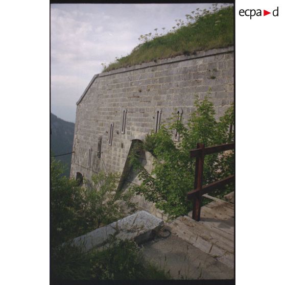 Fort du Télégraphe. L'entrée supérieure et la galerie de fusillade et son créneau de pied. [légende d'origine]