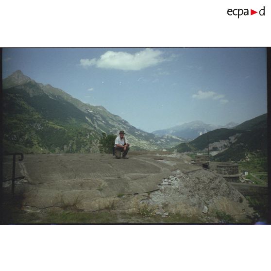 Fort du Replaton. L'auteur sur les casemates à tir direct. [légende d'origine]
