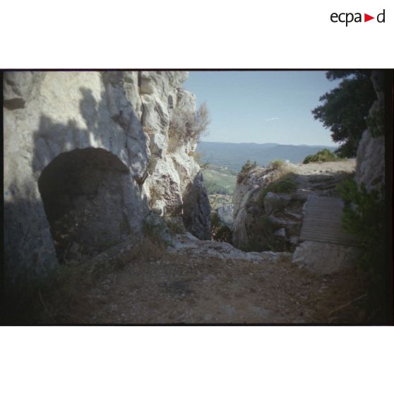 Fort du Gros Cerveau. Le fort surplombe la grande carrière au pied nord de la Colle. [légende d'origine]