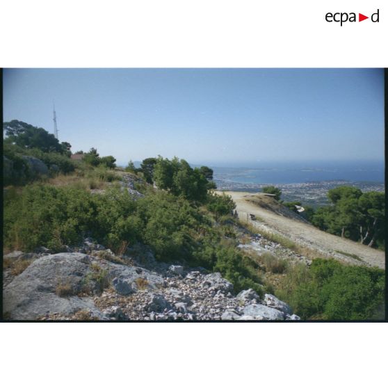 Fort du Gros Cerveau. Le fort surplombe les villes de Sanary et Bandol. [légende d'origine]
