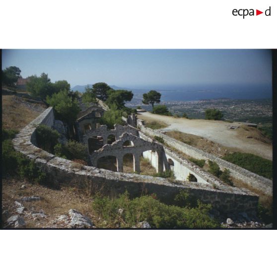 Fort du Gros Cerveau. Casernement et esplanade côté ouest. [légende d'origine]