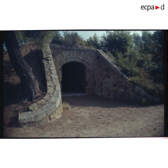 Traverse abri (1883) de la batterie annexe B1 sur la route menant au fort. [légende d'origine]