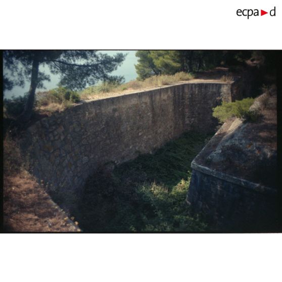 Caponnière sud-est. La mer est visible derrière le mur de contrescarpe. [légende d'origine]