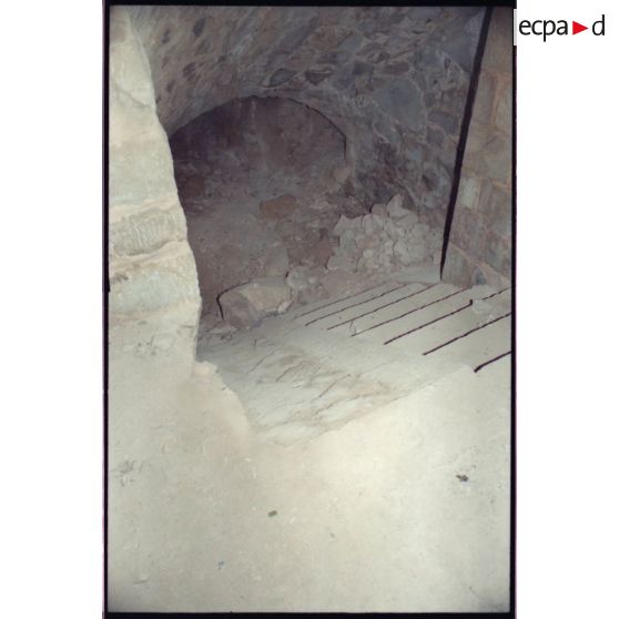 Descente vers la caponnière sud. [légende d'origine]