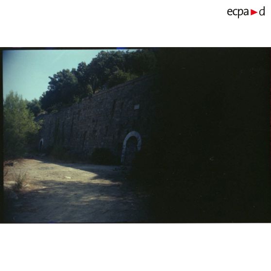 Soute à munitions extérieure de la Colle Noire. Grande soute à munitions, vue vers l'est. [légende d'origine]