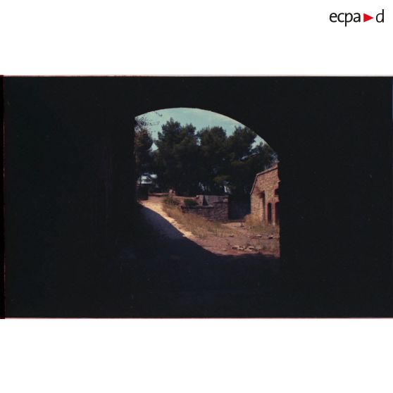 Fortin de la Gavaresse. Depuis l'entrée, casernements à droite, accès aux pièces à gauche.