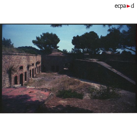 Fortin de la Gavaresse. L'entrée, la cour, les casernements et la rampe d'accès aux pièces. [légende d'origine]