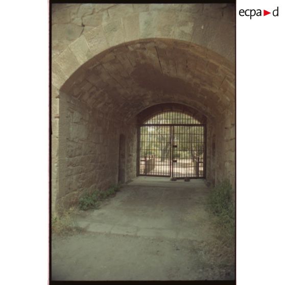 Fortin de la Gavaresse. Couloir d'entrée depuis l'intérieur du fortin. [légende d'origine]