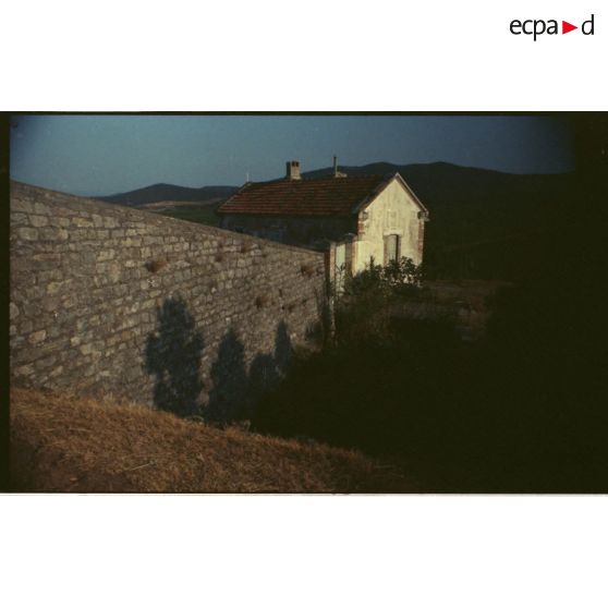 Batterie de Mauvanne (Hyères). Corps de garde défensif et escarpe est. [légende d'origine]