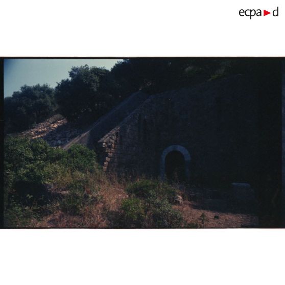Soute à munitions extérieure de la Colle Noire. Côté est et accès au chemin de ronde supérieur. [légende d'origine]