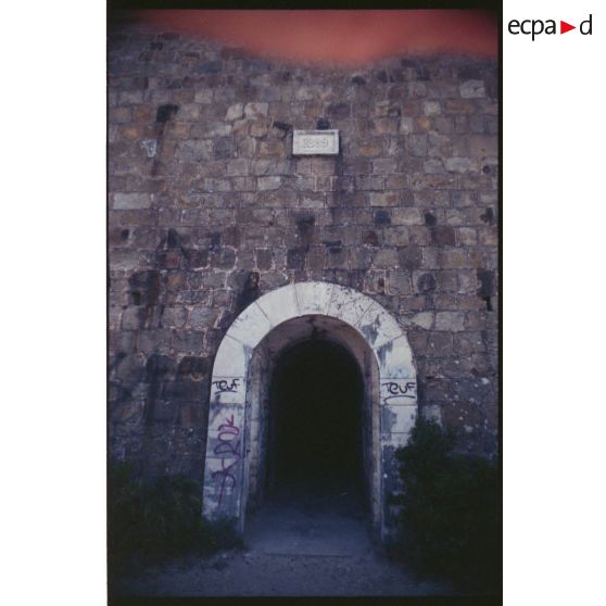 Soute à munitions extérieure de la Colle Noire. Une des entrées datée de 1889. [légende d'origine]