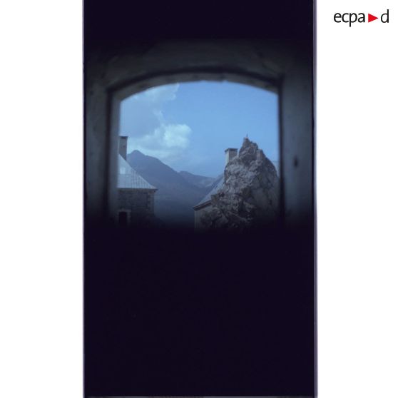 La dernière des trois ''têtes'' depuis une fenêtre. [légende d'origine]