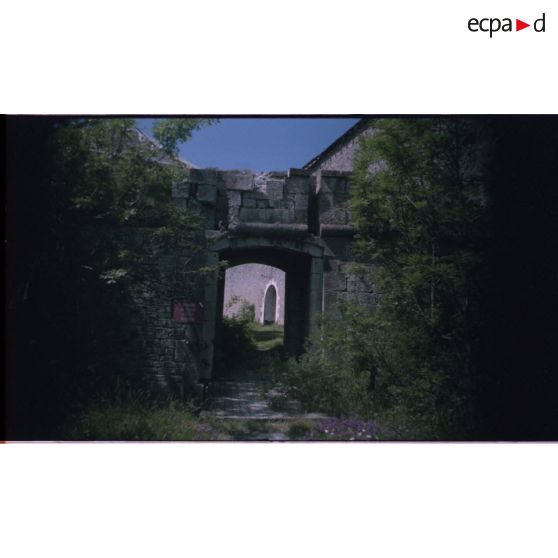  Portes et ponts-levis protègent et isolent les différentes enceintes. [légende d'origine]