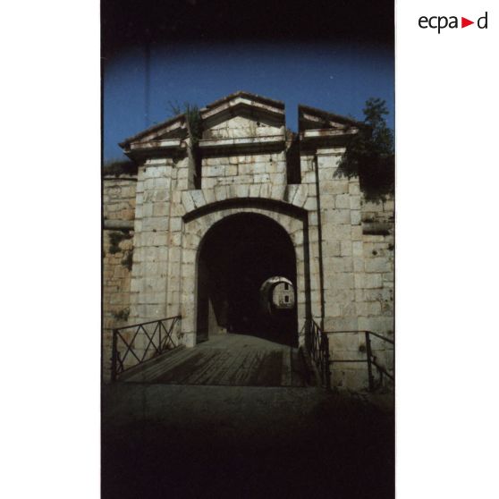 Porte du front sud-est et son pont-levis. [légende d'origine]