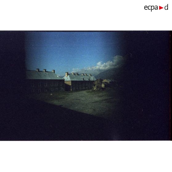 Les casernements et, sur la place d'armes, la troisième ''tête''. [légende d'origine]