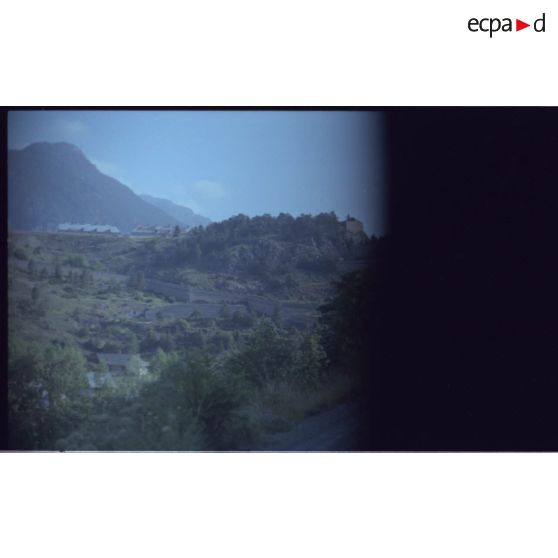 La communication ''Y'' se trouve au pied est du fort des Têtes. [légende d'origine]