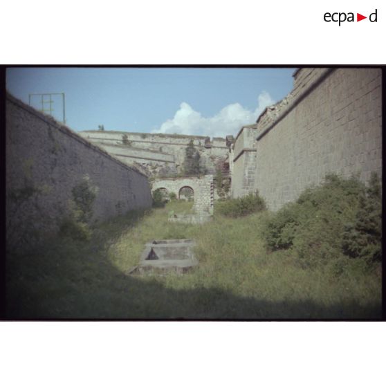 Escarpe de gorge du flanc sud-est. [légende d'origine]