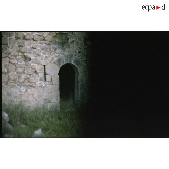 Passage sous un rempart. [légende d'origine]