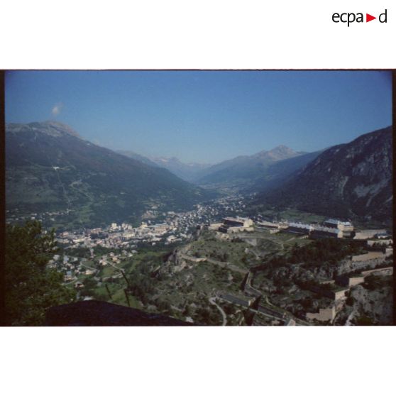 Le fort des Têtes, Briançon et la vallée de la Guisane vers le nord. [légende d'origine]