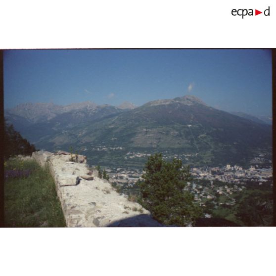 La montagne du Prorel et, à mi-pente, le village de Puy Saint-Pierre. [légende d'origine]