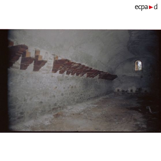 Intérieur de la poudrière. Les corbeaux sont encore en place. [légende d'origine]