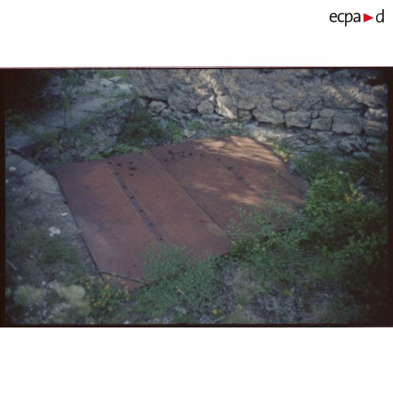 Porte blindée de la poudrière. [légende d'origine]