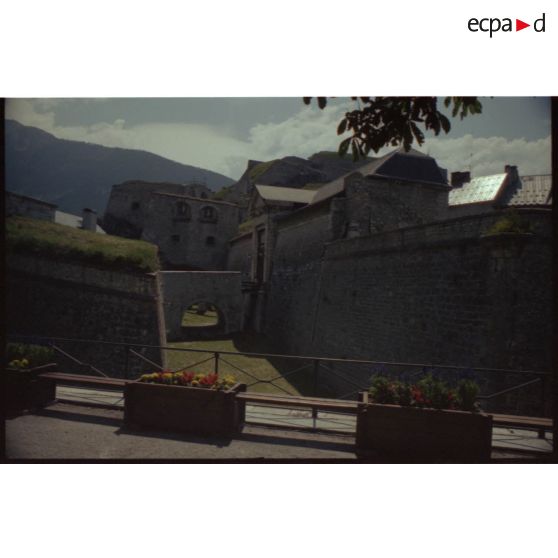 Citadelle de Briançon. Fort du Château et porte de Pignerol. [légende d'origine]