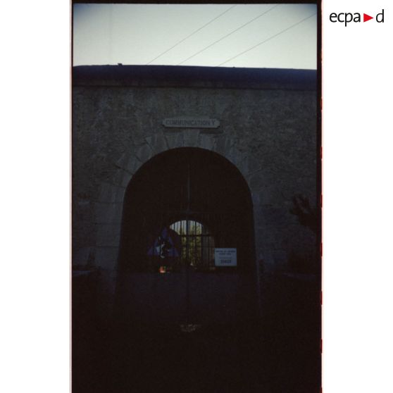 Communication "Y". L'entrée côté ouest. [légende d'origine]