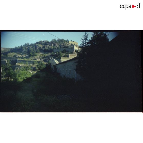 Communication "Y". Le flanc ouest vu du sud et le fort des Têtes.