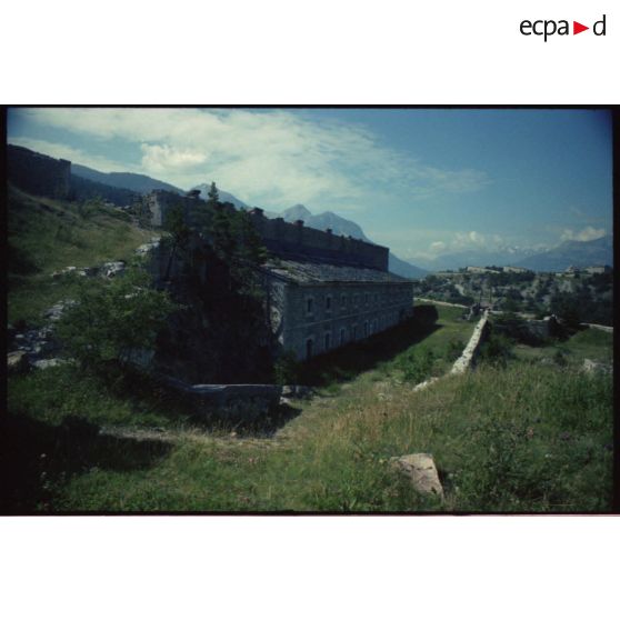 Fort Dauphin. Caserne à l'épreuve. [légende d'origine]