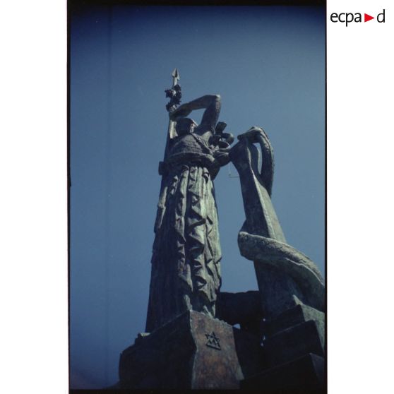 Citadelle de Briançon. ''La France'', statue de Bourdelle (1935). [légende d'origine]<br>
