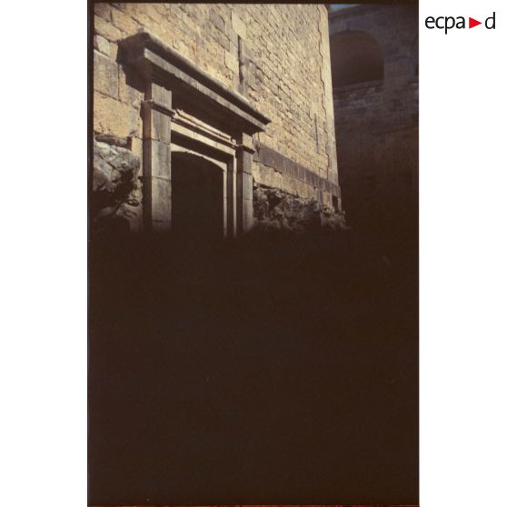 Redoute des Salettes. Fronton de la porte du réduit. [légende d'origine]<br>