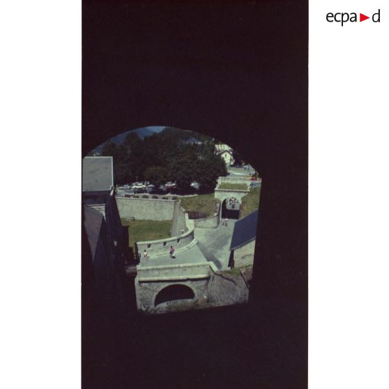 Citadelle de Briançon. La porte de Pignerol vue d'une embrasure du fort du Château. [légende d'origine]<br>