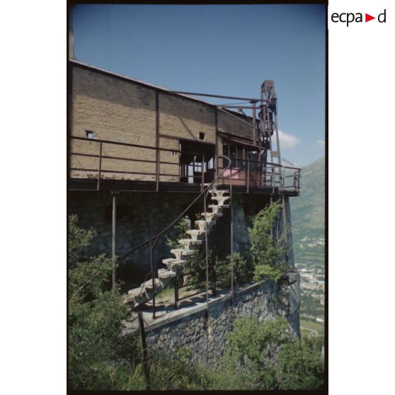 Fort du Randouillet. Escalier ''aérien'' joignant les deux niveaux du poste du téléphérique. [légende d'origine]<br>