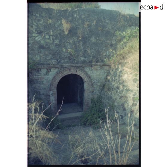 Accès aux dessous de la batterie française. [légende d'origine]