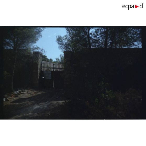 Fort de la Bayarde. L'entrée et son portail. (légende d'origine]