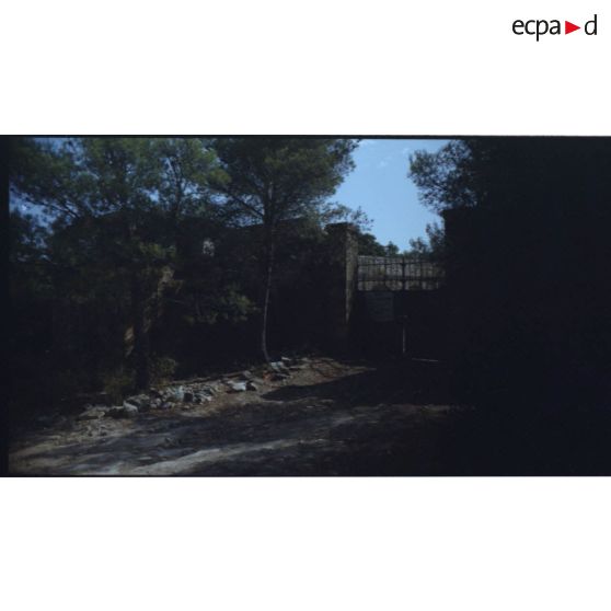 Fort de la Bayarde. L'entrée et son bastionnet. [légende d'origine]