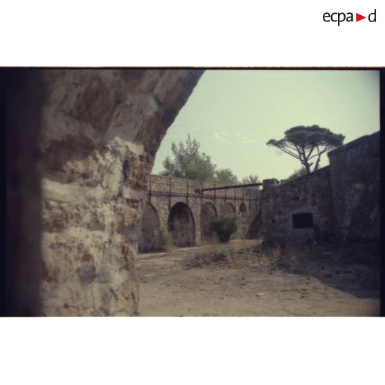 Fort de la Bayarde. La cour et l'enceinte est. [légende d'origine]