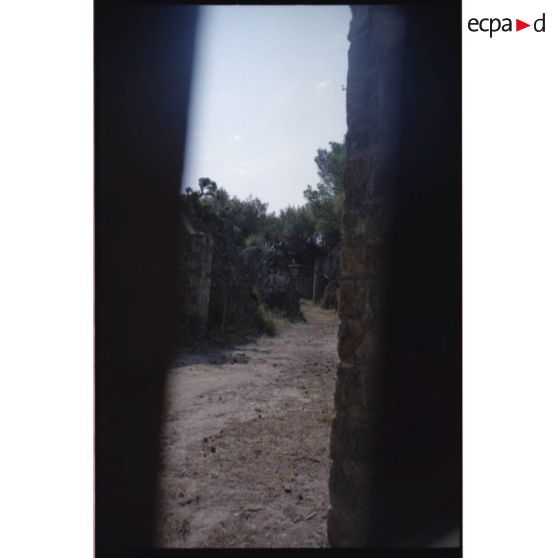 Fort de la Bayarde. La cour depuis l'entrée. [légende d'origine]