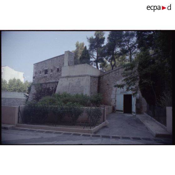 Fort Sainte-Catherine. Un parking souterrain se trouve sous la verdure… [légende d'origine]